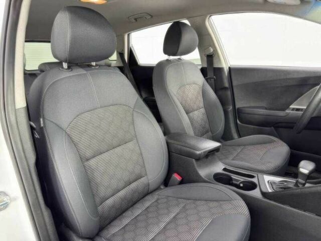 Белый Киа Niro, объемом двигателя 1.6 л и пробегом 50 тыс. км за 9000 $, фото 13 на Automoto.ua