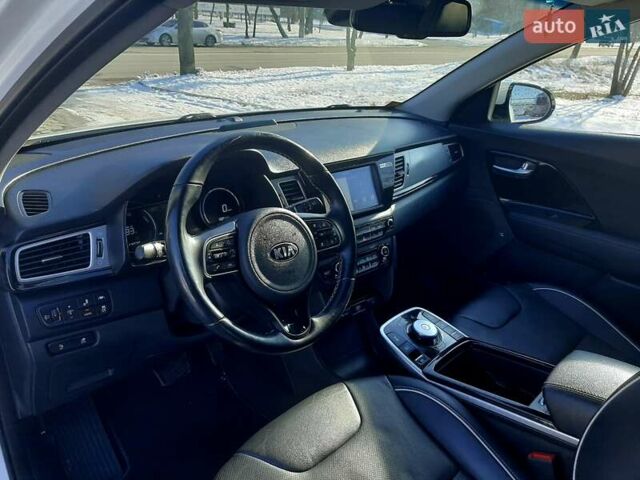 Білий Кіа Niro, об'ємом двигуна 0 л та пробігом 115 тис. км за 17200 $, фото 13 на Automoto.ua