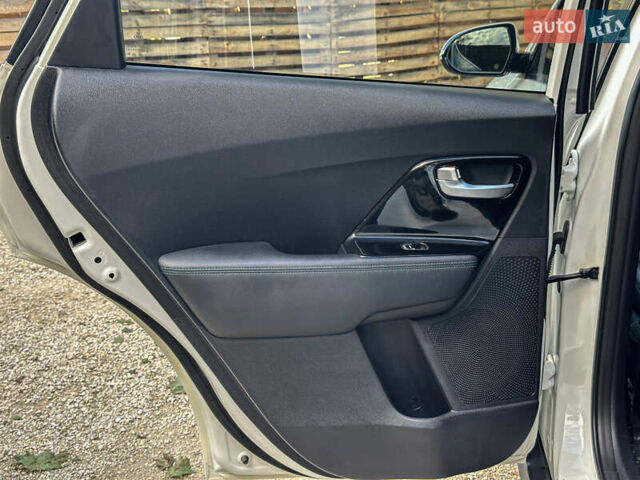 Білий Кіа Niro, об'ємом двигуна 0 л та пробігом 204 тис. км за 17800 $, фото 84 на Automoto.ua
