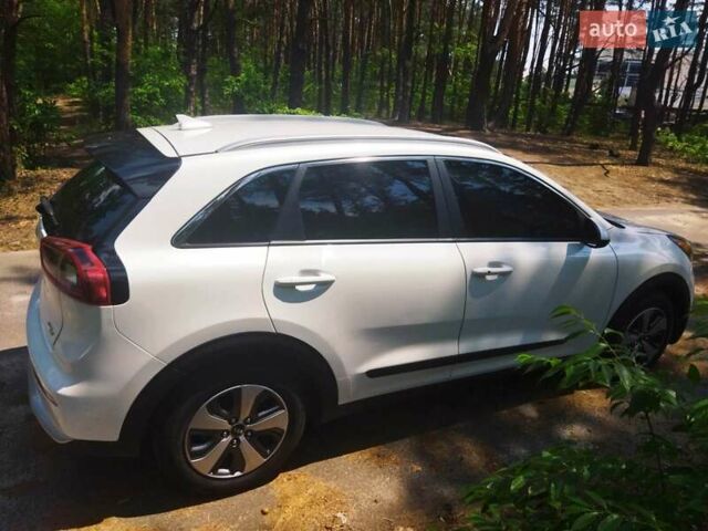 Белый Киа Niro, объемом двигателя 1.58 л и пробегом 27 тыс. км за 18750 $, фото 2 на Automoto.ua