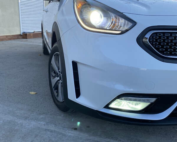 Белый Киа Niro, объемом двигателя 0 л и пробегом 101 тыс. км за 17700 $, фото 2 на Automoto.ua