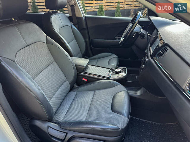 Білий Кіа Niro, об'ємом двигуна 0 л та пробігом 204 тис. км за 17800 $, фото 110 на Automoto.ua