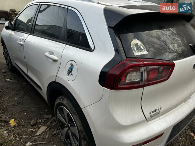 Білий Кіа Niro, об'ємом двигуна 1.58 л та пробігом 97 тис. км за 8900 $, фото 9 на Automoto.ua