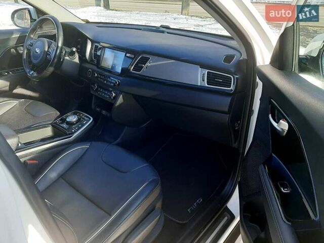 Білий Кіа Niro, об'ємом двигуна 0 л та пробігом 115 тис. км за 17200 $, фото 31 на Automoto.ua