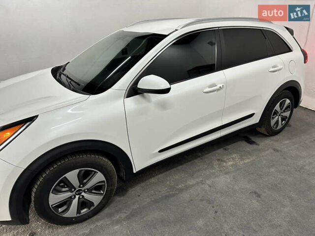 Белый Киа Niro, объемом двигателя 1.58 л и пробегом 103 тыс. км за 16500 $, фото 4 на Automoto.ua