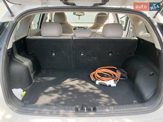 Белый Киа Niro, объемом двигателя 1.58 л и пробегом 93 тыс. км за 17900 $, фото 6 на Automoto.ua