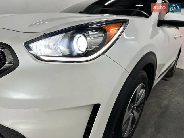 Белый Киа Niro, объемом двигателя 1.58 л и пробегом 103 тыс. км за 16500 $, фото 7 на Automoto.ua