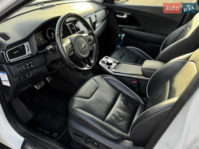 Білий Кіа Niro, об'ємом двигуна 0 л та пробігом 74 тис. км за 18700 $, фото 20 на Automoto.ua