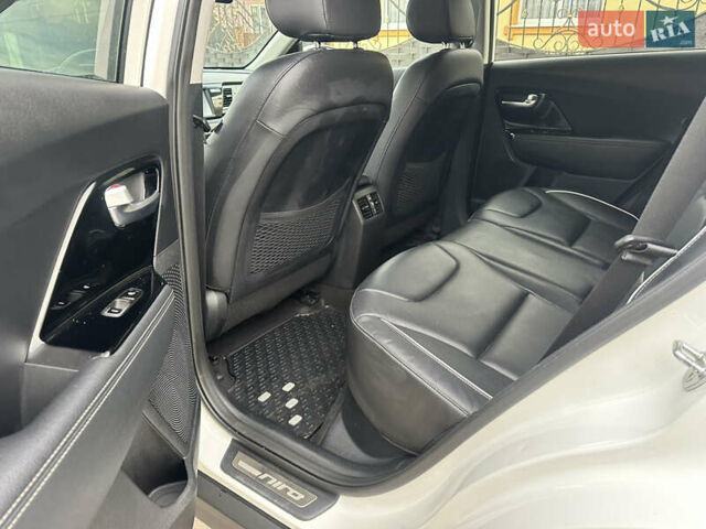 Киа Niro 2019 в Луцке на Automoto.ua Белый Киа Niro, объемом двигателя 0 л и пробегом 176 тыс. км за 15900 $, фото 12 на Automoto.ua