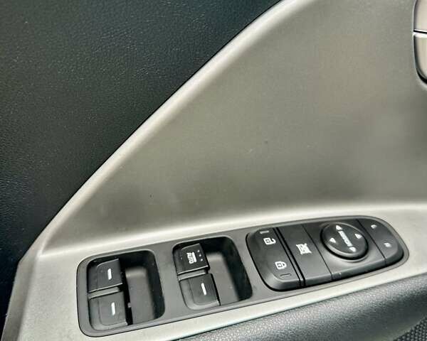 Белый Киа Niro, объемом двигателя 1.6 л и пробегом 213 тыс. км за 16500 $, фото 33 на Automoto.ua