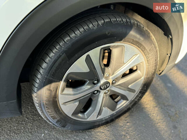Белый Киа Niro, объемом двигателя 0 л и пробегом 147 тыс. км за 18500 $, фото 11 на Automoto.ua