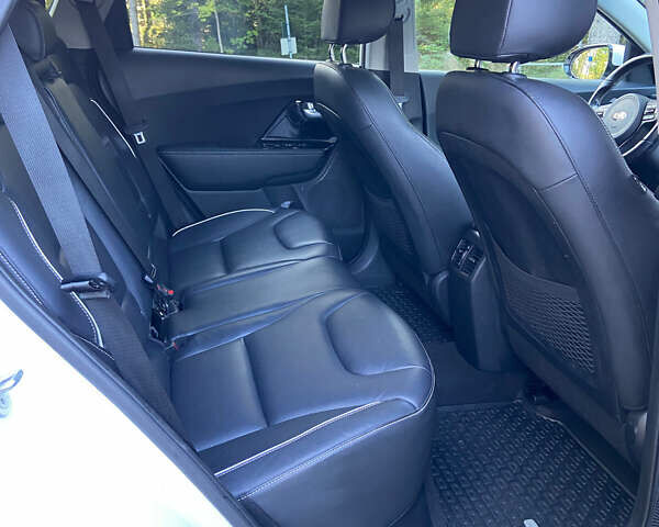 Білий Кіа Niro, об'ємом двигуна 0 л та пробігом 164 тис. км за 13500 $, фото 18 на Automoto.ua