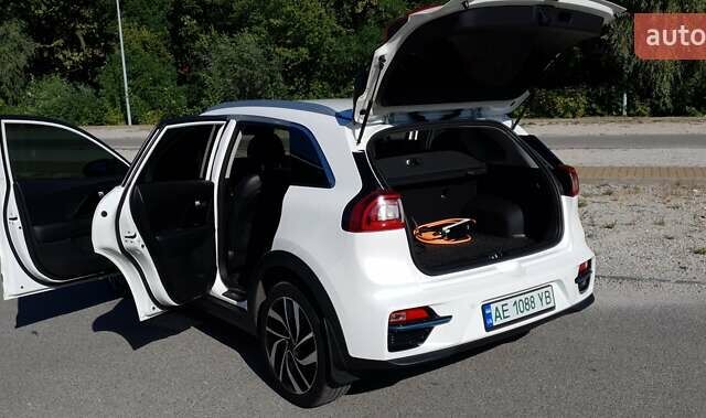 Білий Кіа Niro, об'ємом двигуна 0 л та пробігом 199 тис. км за 20000 $, фото 7 на Automoto.ua