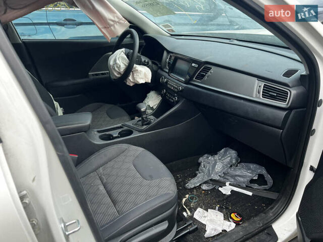 Білий Кіа Niro, об'ємом двигуна 1.58 л та пробігом 97 тис. км за 8900 $, фото 12 на Automoto.ua
