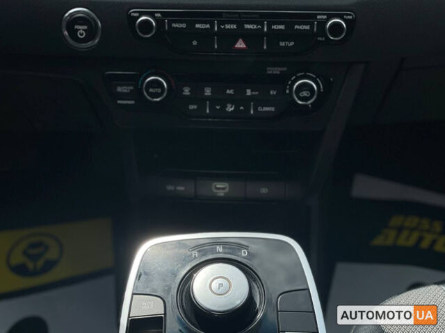 Білий Кіа Niro, об'ємом двигуна 64 л та пробігом 103 тис. км за 20400 $, фото 11 на Automoto.ua