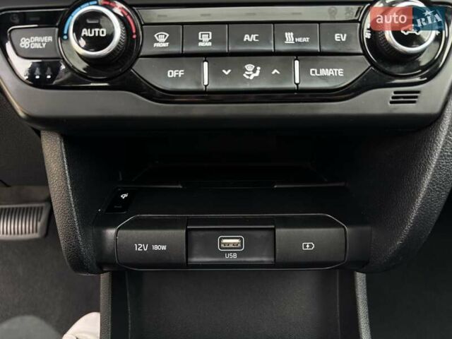 Белый Киа Niro, объемом двигателя 0 л и пробегом 100 тыс. км за 18999 $, фото 48 на Automoto.ua