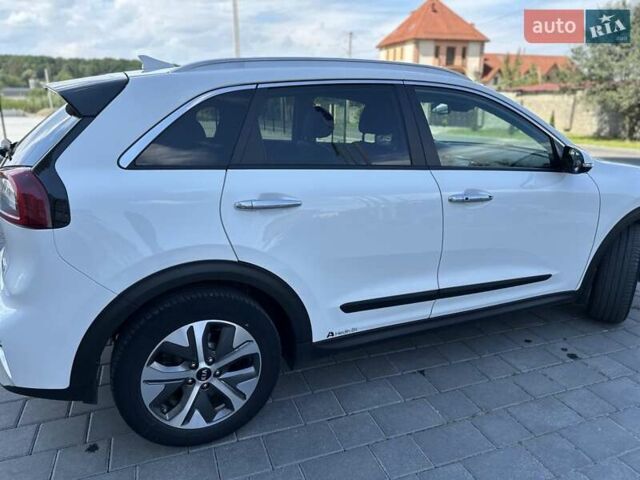 Белый Киа Niro, объемом двигателя 0 л и пробегом 145 тыс. км за 19700 $, фото 2 на Automoto.ua