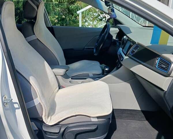 Белый Киа Niro, объемом двигателя 1.58 л и пробегом 93 тыс. км за 17900 $, фото 4 на Automoto.ua