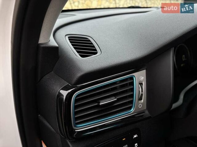 Белый Киа Niro, объемом двигателя 0 л и пробегом 100 тыс. км за 18999 $, фото 38 на Automoto.ua