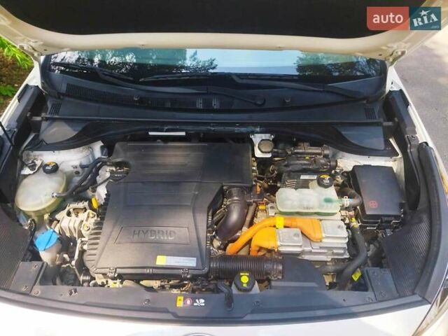 Белый Киа Niro, объемом двигателя 1.58 л и пробегом 27 тыс. км за 18750 $, фото 3 на Automoto.ua