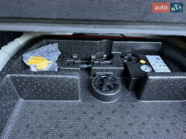 Белый Киа Niro, объемом двигателя 0 л и пробегом 147 тыс. км за 18500 $, фото 32 на Automoto.ua