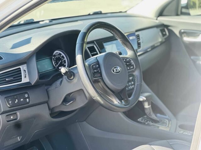 Белый Киа Niro, объемом двигателя 1.6 л и пробегом 49 тыс. км за 10200 $, фото 5 на Automoto.ua