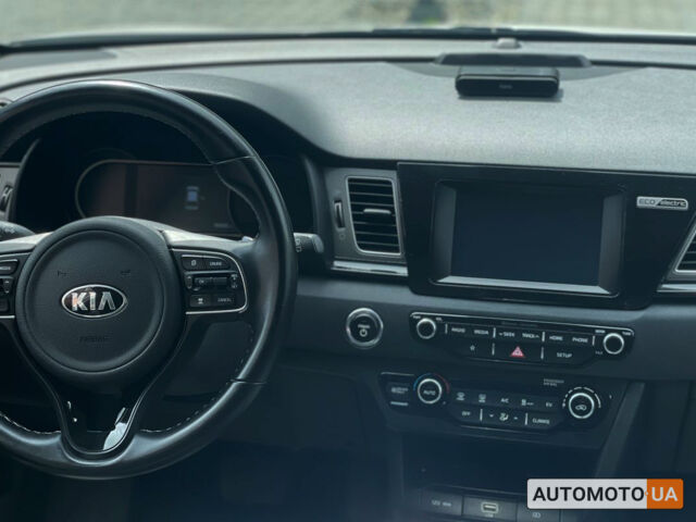 Білий Кіа Niro, об'ємом двигуна 64 л та пробігом 103 тис. км за 20400 $, фото 10 на Automoto.ua