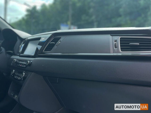 Білий Кіа Niro, об'ємом двигуна 64 л та пробігом 103 тис. км за 20400 $, фото 13 на Automoto.ua