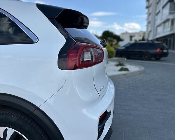 Белый Киа Niro, объемом двигателя 0 л и пробегом 145 тыс. км за 19700 $, фото 6 на Automoto.ua