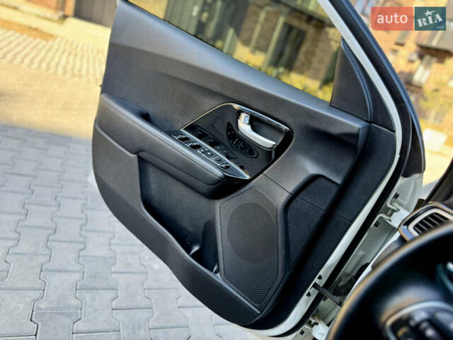 Белый Киа Niro, объемом двигателя 0 л и пробегом 133 тыс. км за 18900 $, фото 57 на Automoto.ua