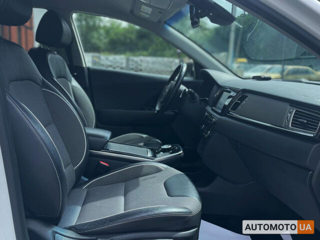 Білий Кіа Niro, об'ємом двигуна 64 л та пробігом 103 тис. км за 20400 $, фото 12 на Automoto.ua
