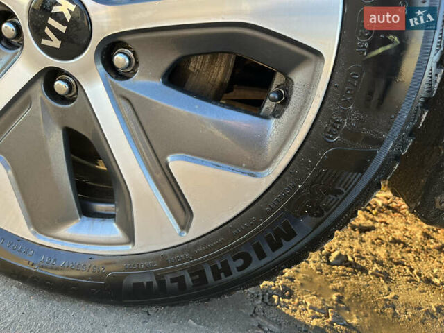 Білий Кіа Niro, об'ємом двигуна 0 л та пробігом 70 тис. км за 18600 $, фото 7 на Automoto.ua
