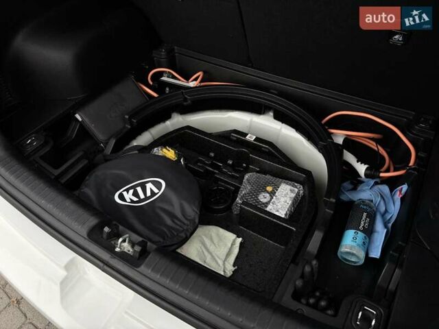 Белый Киа Niro, объемом двигателя 0 л и пробегом 100 тыс. км за 18999 $, фото 66 на Automoto.ua