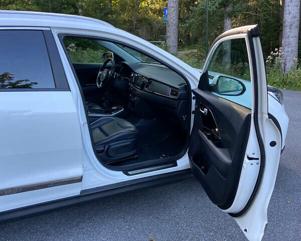 Білий Кіа Niro, об'ємом двигуна 0 л та пробігом 164 тис. км за 13500 $, фото 17 на Automoto.ua