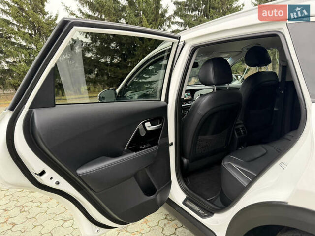 Білий Кіа Niro, об'ємом двигуна 0 л та пробігом 141 тис. км за 19499 $, фото 45 на Automoto.ua