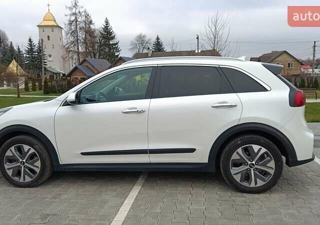 Білий Кіа Niro, об'ємом двигуна 0 л та пробігом 127 тис. км за 19999 $, фото 7 на Automoto.ua
