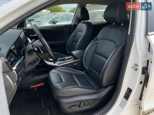 Білий Кіа Niro, об'ємом двигуна 0 л та пробігом 112 тис. км за 22900 $, фото 23 на Automoto.ua
