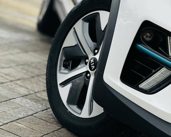 Білий Кіа Niro, об'ємом двигуна 0 л та пробігом 117 тис. км за 19750 $, фото 5 на Automoto.ua