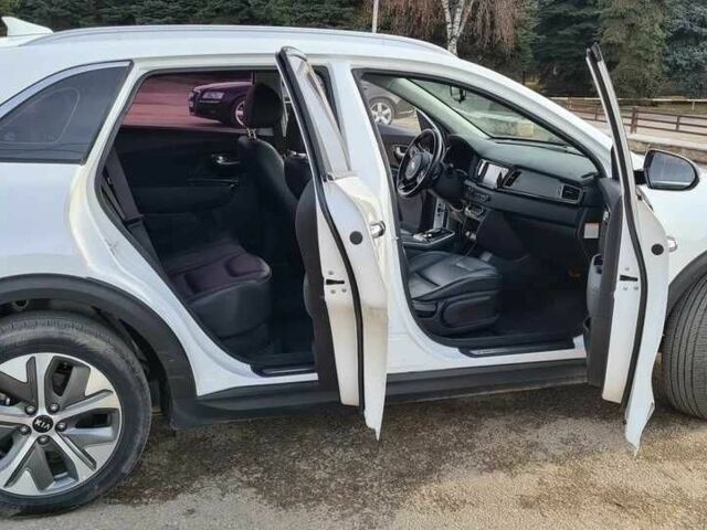 Білий Кіа Niro, об'ємом двигуна 0 л та пробігом 89 тис. км за 15000 $, фото 5 на Automoto.ua