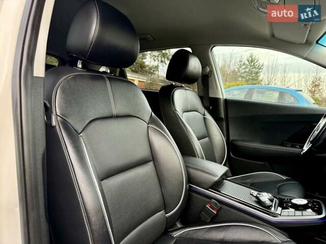 Білий Кіа Niro, об'ємом двигуна 0 л та пробігом 89 тис. км за 18950 $, фото 81 на Automoto.ua