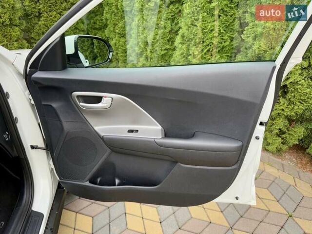 Белый Киа Niro, объемом двигателя 0 л и пробегом 65 тыс. км за 19300 $, фото 23 на Automoto.ua