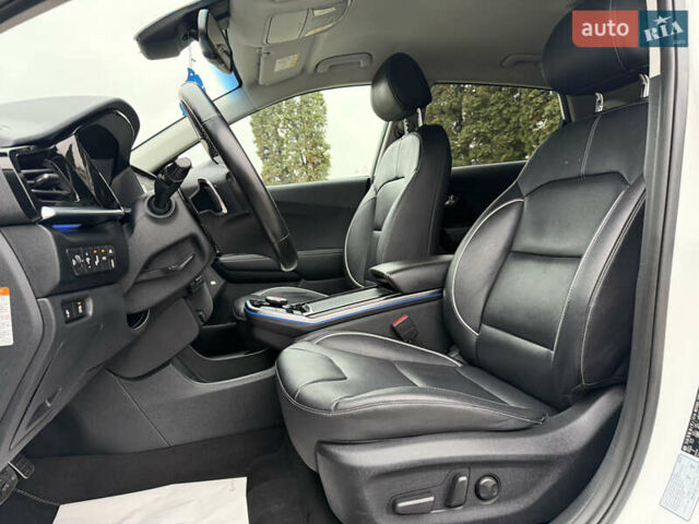 Білий Кіа Niro, об'ємом двигуна 0 л та пробігом 141 тис. км за 19499 $, фото 26 на Automoto.ua