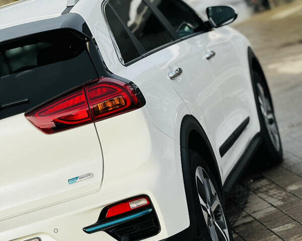Білий Кіа Niro, об'ємом двигуна 0 л та пробігом 117 тис. км за 19750 $, фото 25 на Automoto.ua