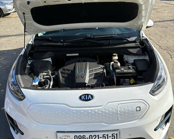 Белый Киа Niro, объемом двигателя 0 л и пробегом 140 тыс. км за 19450 $, фото 8 на Automoto.ua