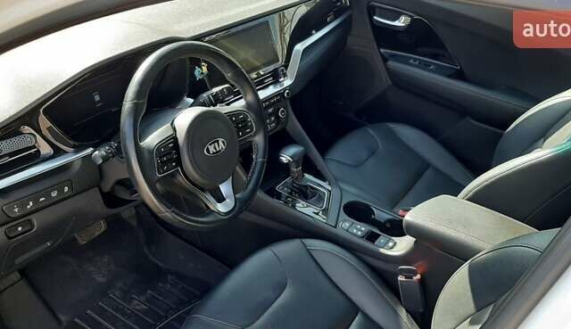 Белый Киа Niro, объемом двигателя 1.58 л и пробегом 64 тыс. км за 18900 $, фото 7 на Automoto.ua