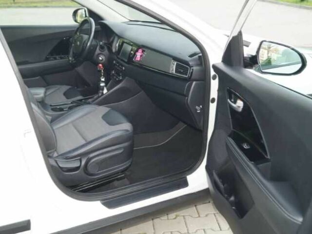 Белый Киа Niro, объемом двигателя 1.6 л и пробегом 98 тыс. км за 12400 $, фото 10 на Automoto.ua