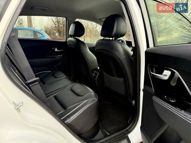 Білий Кіа Niro, об'ємом двигуна 0 л та пробігом 89 тис. км за 18950 $, фото 93 на Automoto.ua