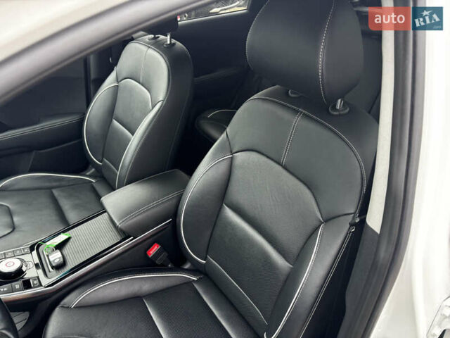 Білий Кіа Niro, об'ємом двигуна 0 л та пробігом 124 тис. км за 20400 $, фото 19 на Automoto.ua