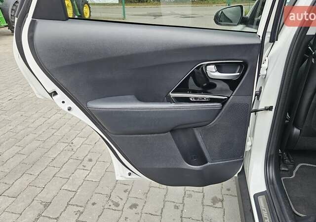 Киа Niro 2020 в Радомышле на Automoto.ua Белый Киа Niro, объемом двигателя 0 л и пробегом 73 тыс. км за 22300 $, фото 23 на Automoto.ua