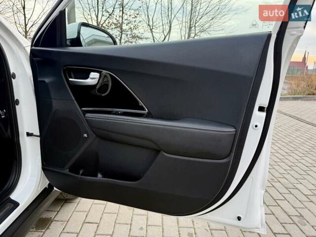 Білий Кіа Niro, об'ємом двигуна 0 л та пробігом 89 тис. км за 18950 $, фото 75 на Automoto.ua
